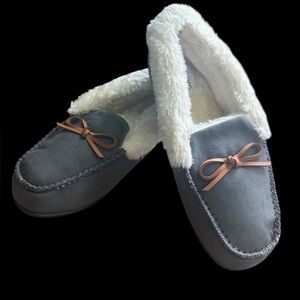**NWOT**Cozy Gray Slippers with Faux Fur Lining